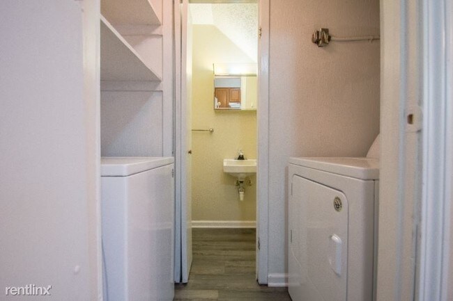 Building Photo - 2 br, 1.5 bath Condo - 221 Peppertree Lane