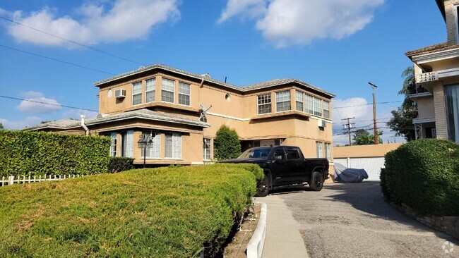 Building Photo - 4446 Cahuenga Blvd