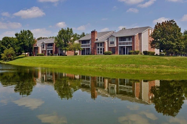 Foto principal - 120 Lincoln Oaks Dr