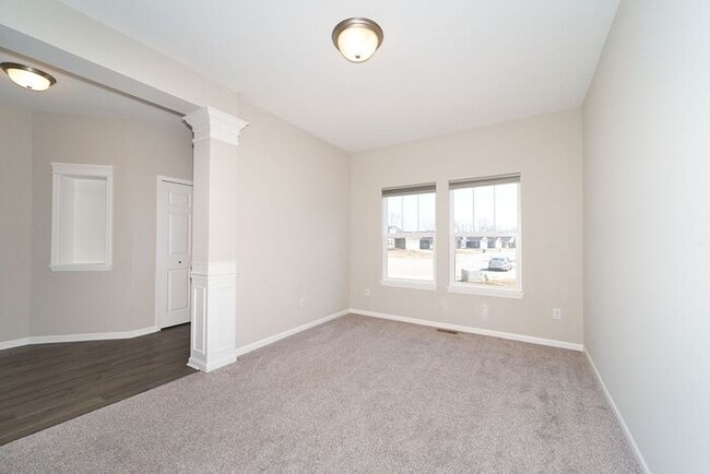 Building Photo - Like New 2 Bedroom 2 Bath in Beautiful Wat...
