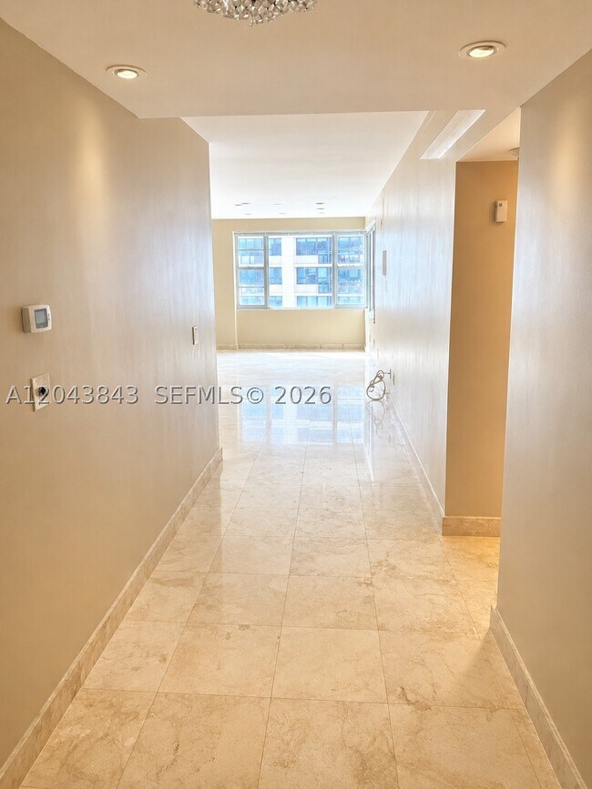 Foto del edificio - 5255 Collins Ave