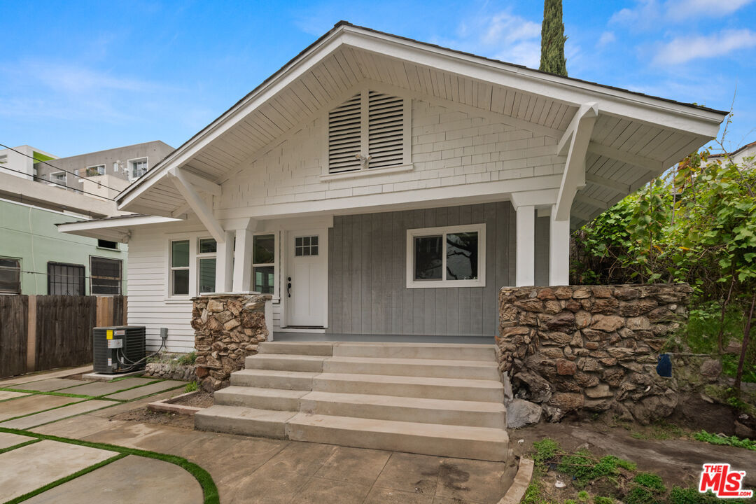 Foto principal - 5729 Carlton Way