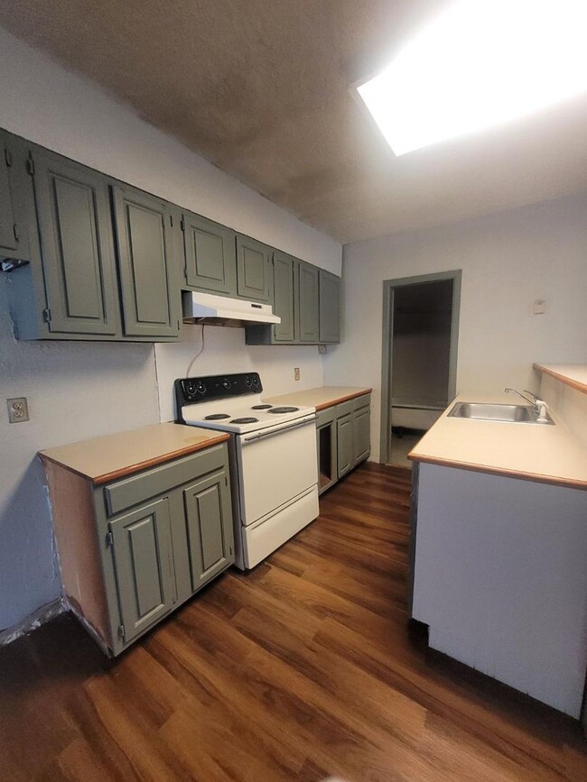 Building Photo - $699 - 2 bed 1 bath - Single Family Home