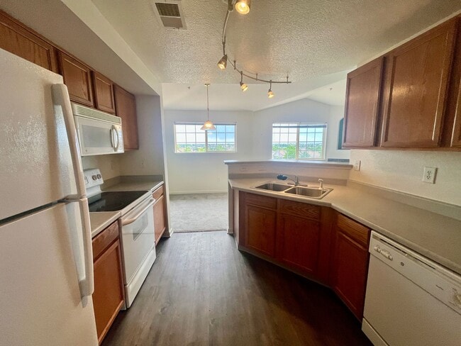 Building Photo - Cozy 1 bed 1 bath in Gated community near DIA