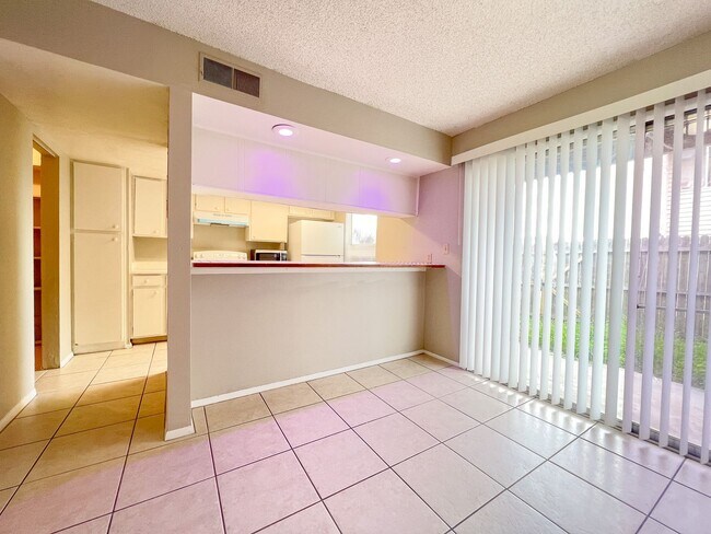 Foto del edificio - Charming 2 Bedroom, 1.5 Bathroom Condo in ...