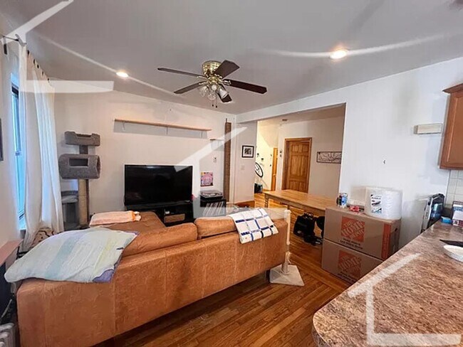 Foto del edificio - Check out this 3 bed 2 bath in Lower Allston