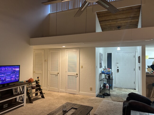 High ceilings - 3048 Camelot Dr