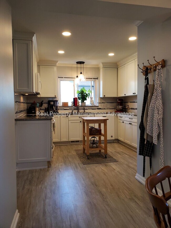Building Photo - 3 Bed/1 Bath with Large Light-Filled Kitchen!