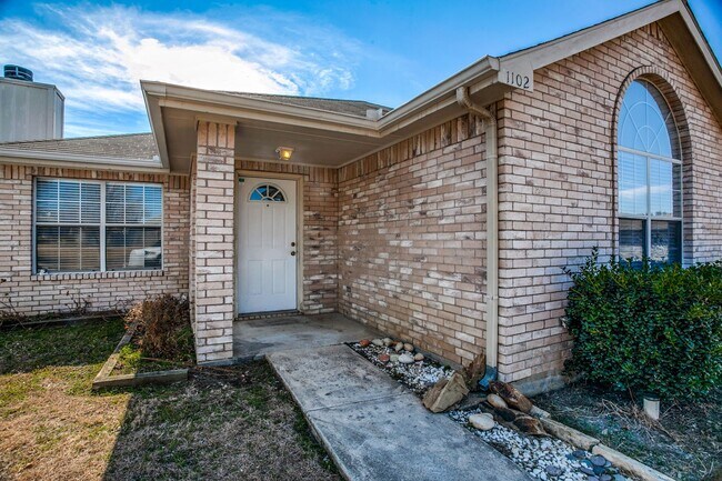 Foto del edificio - Cozy 3BR Home with Spacious Backyard in Ar...