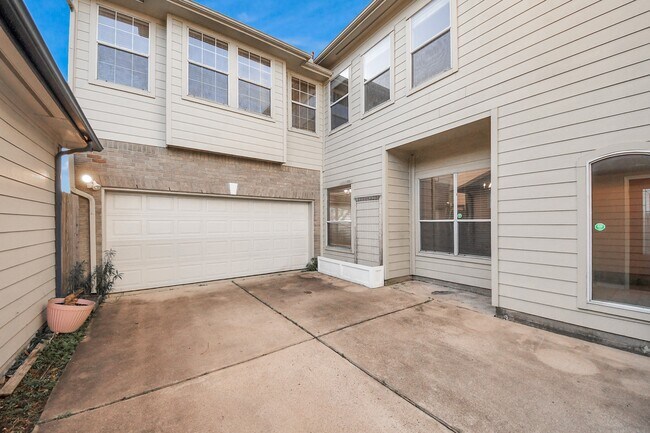 Foto del edificio - 21611 Shallow Glen Ln