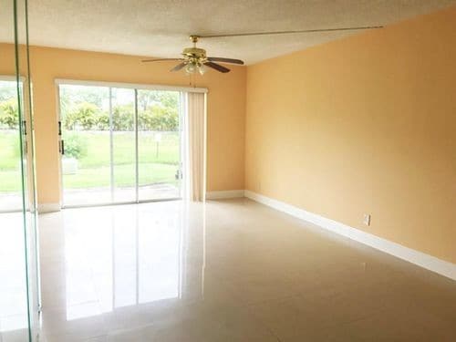 Building Photo - 10129 Twin Lakes Dr