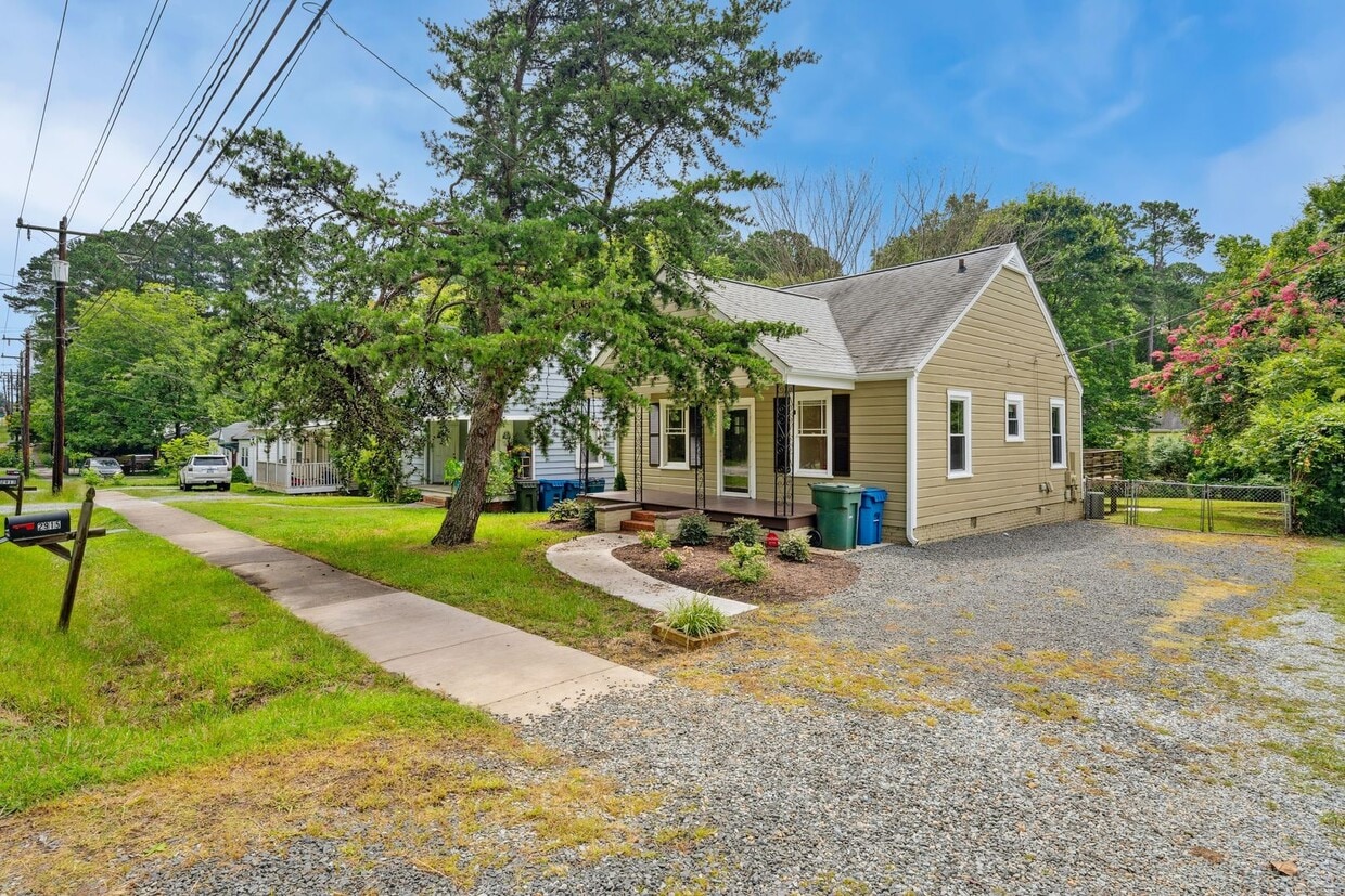 Primary Photo - Charming 2 Bedroom 1 Bath Home With Home O...
