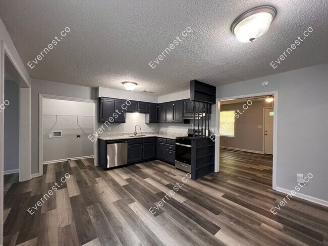 Foto del edificio - 1349 Haywood Dr