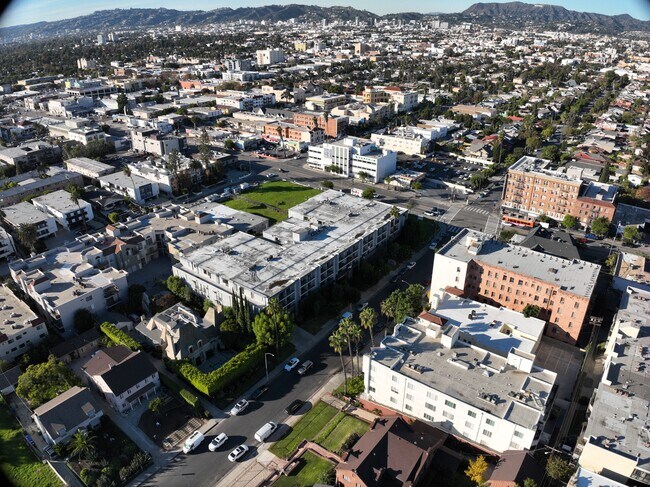 Exterior 3D - Kingsley Tower Apartments