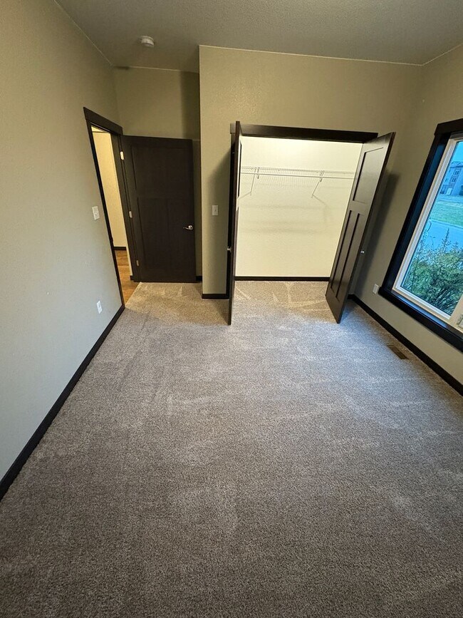 Foto del edificio - PRICE REDUCED!!! 4 bed / 3 bath Twinhome for Rent!