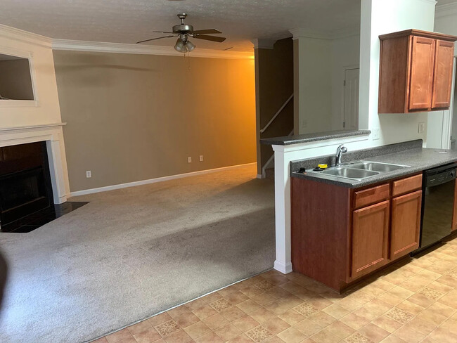 Foto del edificio - Room in Townhome on Roses Trail