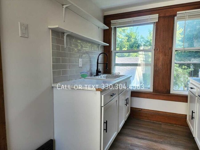 Building Photo - 687 Allyn St