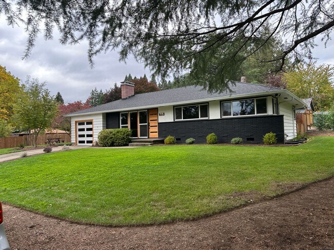 Foto del edificio - GORGEOUS RANCH STYLE HOME ON HUGE MANICURED LOT IN GARDEN HOME IN SW PORTLAND