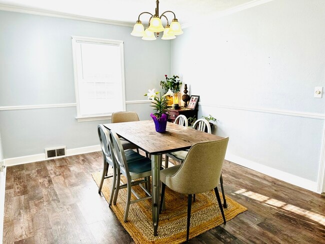 Building Photo - 913 W Stratford Dr