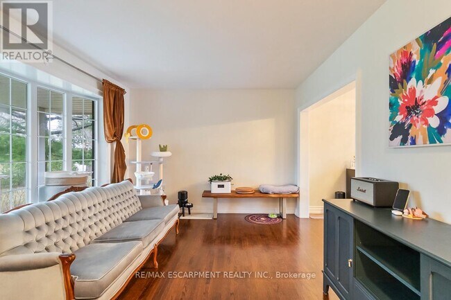 Building Photo - 561 Wingrove Crescent