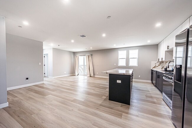Building Photo - 2223 S Highland Ave