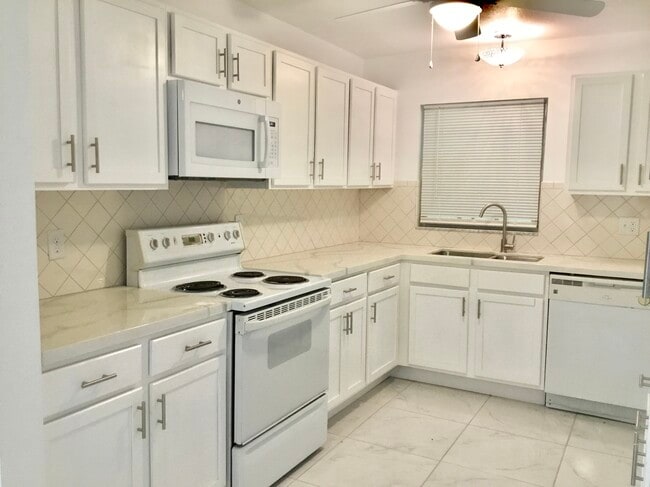 Building Photo - 15623 SE 92nd Ct