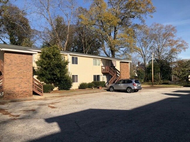 Building Photo - 15 Woodland Ct.