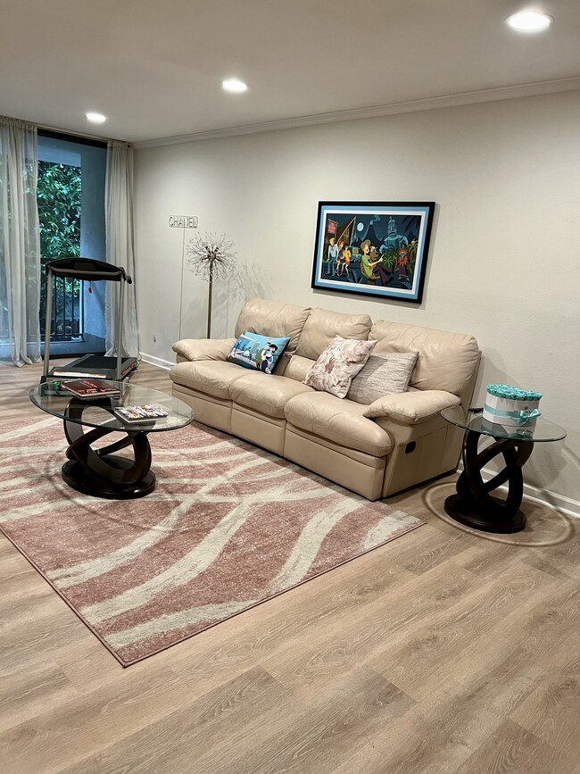 Living room - 911 N Kings Rd