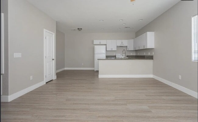 Building Photo - 1741 S Dandelion St