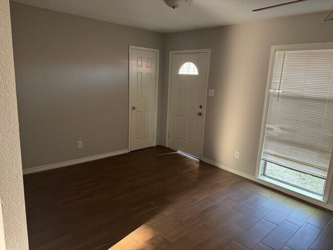 Building Photo - 1609 Camille St