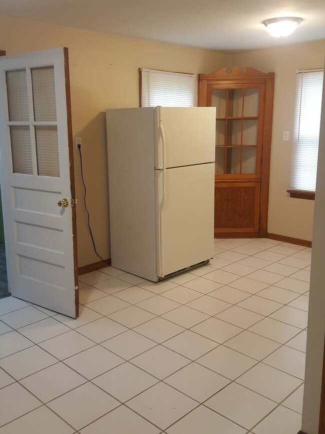 Building Photo - 3 Bed 2 Bath home with partially finished ...