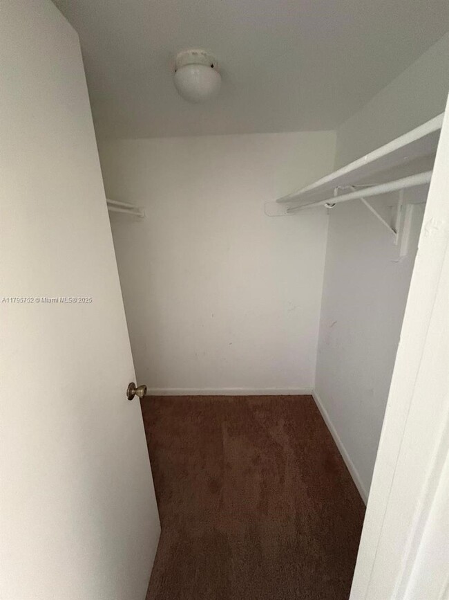 Foto del edificio - 484 NW 165th St