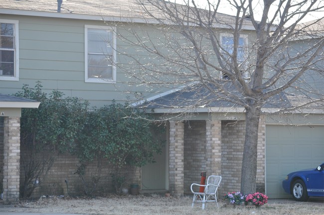 Building Photo - 921 NW Summercrest Blvd