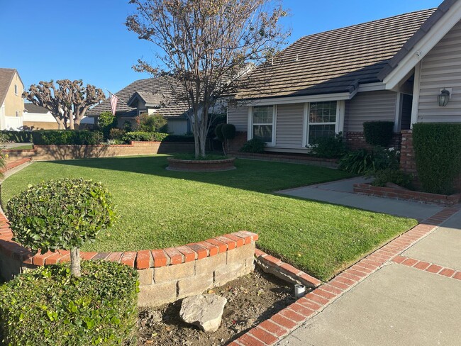 Building Photo - Gorgeous 4 Bedroom 2 Bathroom Home with Lo...