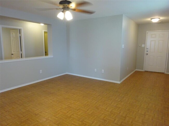 Foto del edificio - 11402 Log Cabin Ln