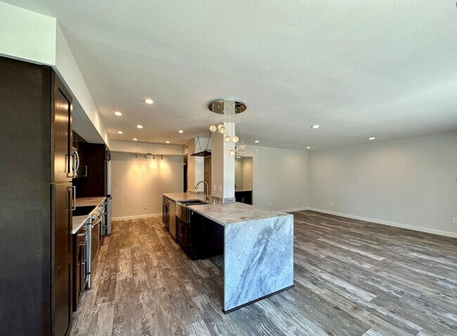 Building Photo - 2bd/1.75ba Kirkland Condo