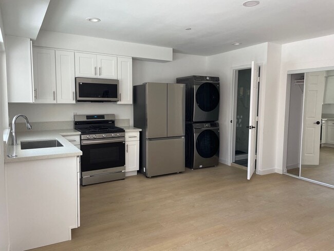 Foto del edificio - Brand New Thai Town Studio w/ All Utilities Included!