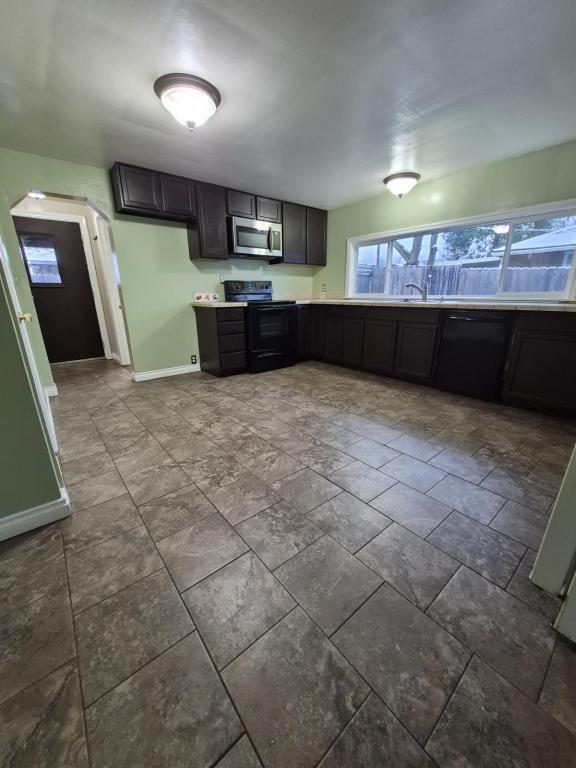 Building Photo - 230 SW Spring St