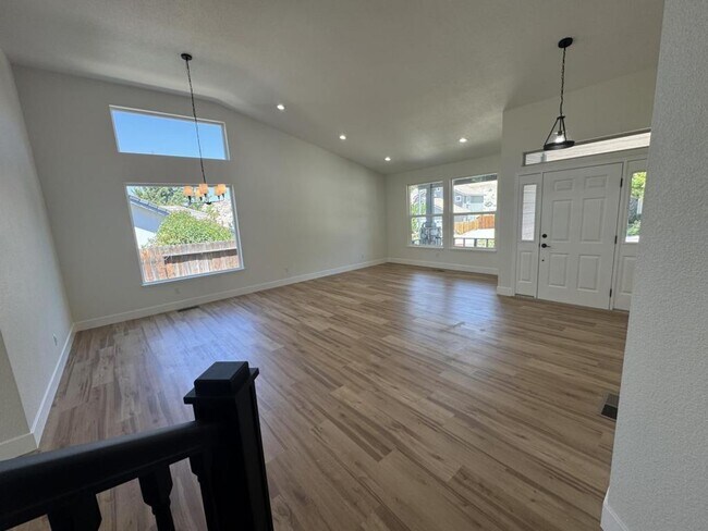 Building Photo - 1665 Southview Dr