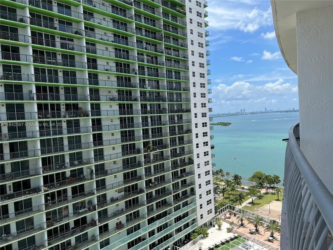 Primary Photo - 1750 N Bayshore Dr