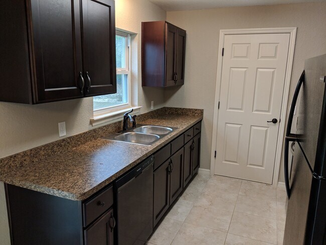 Foto del edificio - 3 Bedroom 2 Bath - Lake Weir Area