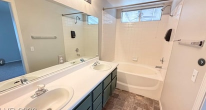 Building Photo - 7220 Paradise Bay Dr