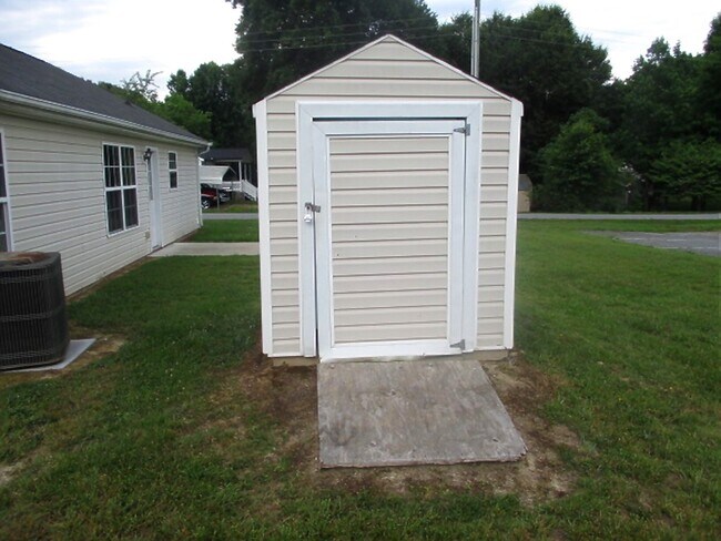 Utility building for your storage needs - 101 Babs ct