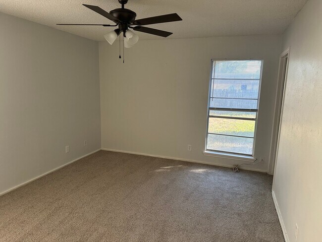 Foto del edificio - 5922 Lakedale St