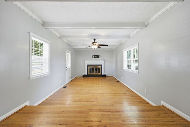 Foto del edificio - Modern Updates in this Classic 3bedroom/2.5 Bath Home in Erwin