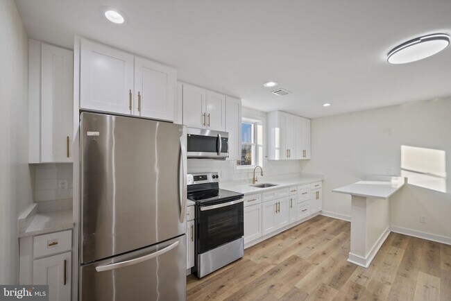 Building Photo - 555 S Marlyn Ave