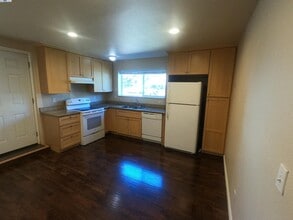 Building Photo - 279 Estabrook St