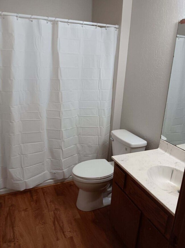 Foto del edificio - 850 Sq Ft, 2-bedroom, 1-Bath Apartment in 4-plex near 29th & Wannamaker.