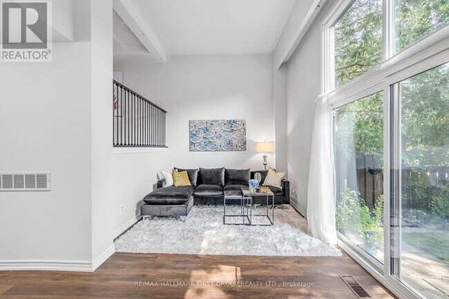 Photo du bâtiment - 360 Sprucewood Ct