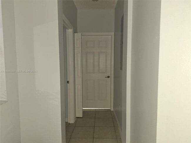 Building Photo - 2318 NE 42nd Cir